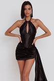 Vestido corto negro de satén con corsé, escote halter y diseño fruncido con drapeado