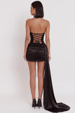 Vestido corto negro de satén con corsé, escote halter y diseño fruncido con drapeado