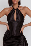 Vestido corto negro de satén con corsé, escote halter y diseño fruncido con drapeado