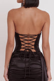 Vestido corto negro de satén con corsé, escote halter y diseño fruncido con drapeado