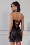 Vestido corto de cóctel de terciopelo negro sin tirantes y con diseño fruncido