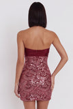 Vestido corto de cóctel burdeos ajustado con lentejuelas y escote palabra de honor