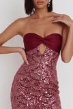 Vestido corto de cóctel burdeos ajustado con lentejuelas y escote palabra de honor