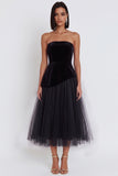 Vestido de cóctel midi de terciopelo negro con escote palabra de honor y detalles de tul