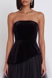 Vestido de cóctel midi de terciopelo negro con escote palabra de honor y detalles de tul