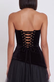 Vestido de cóctel midi de terciopelo negro con escote palabra de honor y detalles de tul