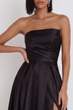 Vestido de cóctel negro sin tirantes con corte en A fruncido y abertura