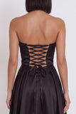 Vestido de cóctel negro sin tirantes con corte en A fruncido y abertura