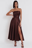 Vestido de cóctel negro sin tirantes con corte en A fruncido y abertura