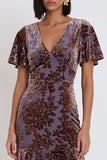 Vestido de invitada de boda midi de terciopelo color ciruela con escote en V volantes escalonados y mangas acampanadas