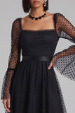 Vestido de cóctel midi de tul negro con lunares escote cuadrado y corte en A