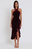 Vestido de cóctel midi de terciopelo corte sirena con bajo asimétrico hombro descubierto y fruncido