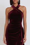 Vestido de cóctel midi de terciopelo corte sirena con bajo asimétrico hombro descubierto y fruncido