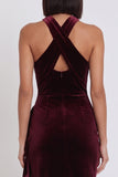 Vestido de cóctel midi de terciopelo corte sirena con bajo asimétrico hombro descubierto y fruncido