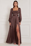 Vestido largo de satén con escote cuadrado, mangas largas y abertura