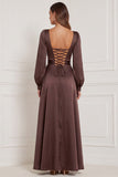 Vestido largo de satén con escote cuadrado, mangas largas y abertura