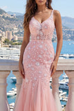 Vestido de baile rosa de tul con escote en V y sirena con aplicaciones