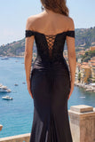 Vestido de graduación de satén de sirena negro con aplícos de hombros