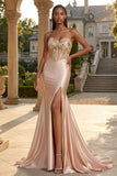 Vestido largo de graduación con corsé de sirena champán sin tirantes y abertura
