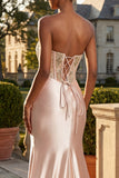 Vestido largo de graduación con corsé de sirena champán sin tirantes y abertura