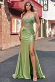 Vestido largo de graduación de satén con tirantes finos de sirena verde corsé y abertura