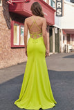 Vestido de baile de sirena amarillo mostaza con escote redondo y abertura