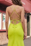 Vestido de baile de sirena amarillo mostaza con escote redondo y abertura