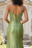 Vestido de baile de sirena con plique verde y abertura