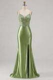 Vestido de baile de sirena con plique verde y abertura