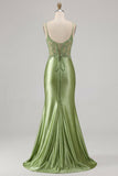 Vestido de baile de sirena con plique verde y abertura