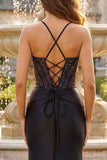 Vestido largo de graduación con corsé de sirena con cuentas negras y abertura
