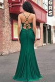 Vestido de graduación de sirena con pliquados verde oscuro y abertura