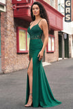 Vestido de graduación de sirena con pliquados verde oscuro y abertura