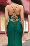 Vestido de graduación de sirena con pliquados verde oscuro y abertura
