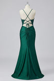 Vestido de graduación de sirena con pliquados verde oscuro y abertura