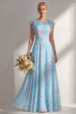 Un vestido largo largo de dama de honor con estampado de gasa azul y volantes
