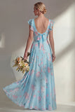 Un vestido largo largo de dama de honor con estampado de gasa azul y volantes