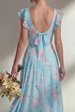 Un vestido largo largo de dama de honor con estampado de gasa azul y volantes