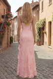 Vestido largo de graduación con bordado floral en funda amarilla y abertura con volantes
