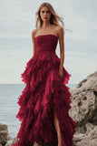 Vestido formal largo fucsia sin tirantes con volantes y abertura