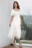 Un pequeño vestido blanco plisado de línea con mangas abullonadas