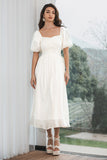 Un pequeño vestido blanco plisado de línea con mangas abullonadas