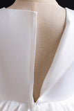 Vestido blanco de niña de satén plisado de una línea con moño