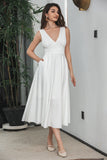 Un vestido blanco sin mangas con escote en V y espalda hueca