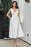 Un vestido blanco sin mangas con escote en V y espalda hueca