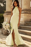 Vestido de dama de honor gasa color dusty sage estilo sirena con escote halter y volantes