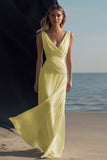 Vestido boho largo blanco de playa con escote en V fruncido