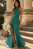 Vestido de dama de honor gasa color dusty sage estilo sirena con escote halter y volantes