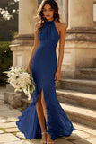 Vestido de dama de honor gasa color dusty sage estilo sirena con escote halter y volantes