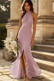 Vestido de dama de honor gasa color dusty sage estilo sirena con escote halter y volantes